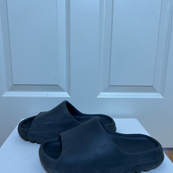Yeezy Black Slide Sandals - Picture 1 of 4